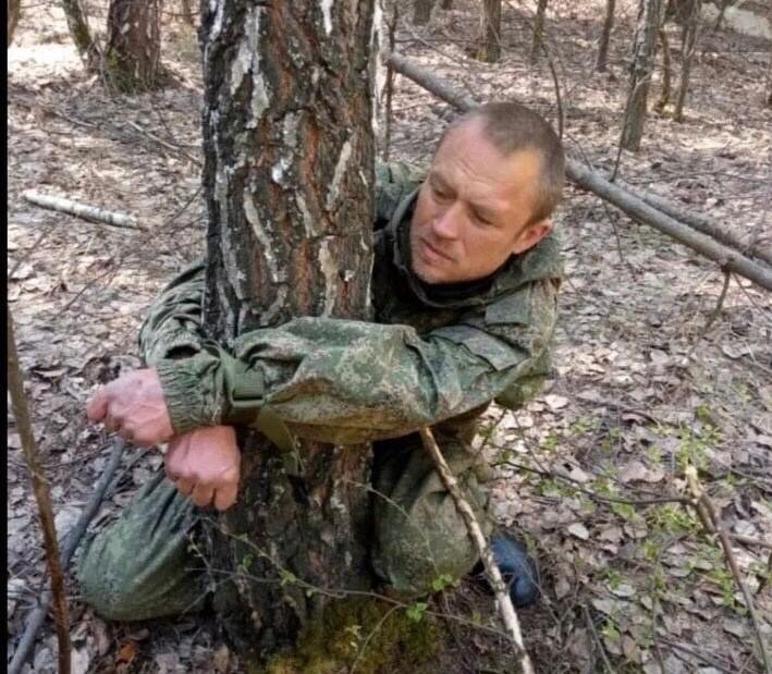 Схопили і прив'язали до дерева: в РФ полювали на 'українського диверсанта' (фото) Схопили і прив'язали до дерева: в РФ полювали на 'українського диверсанта' (фото)