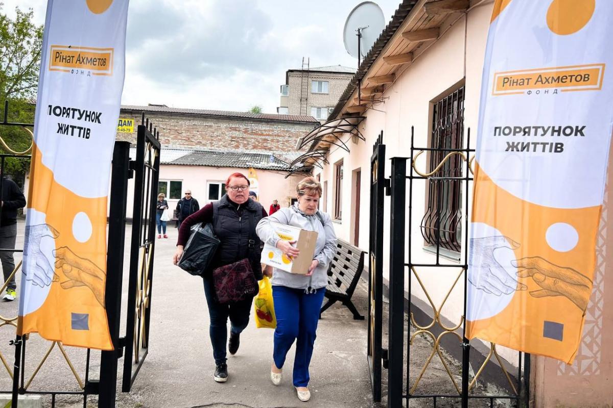 У Павлограді почалися видачі продуктових наборів від Фонду Ріната Ахметова У Павлограді почалися видачі продуктових наборів від Фонду Ріната Ахметова
