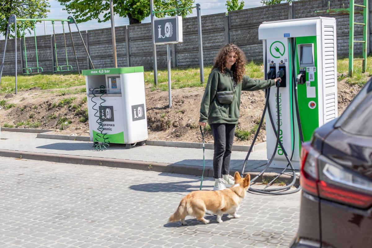 В мережі ОККО встановили ще 6 швидкісних зарядних станцій для електромобілів В мережі ОККО встановили ще 6 швидкісних зарядних станцій для електромобілів