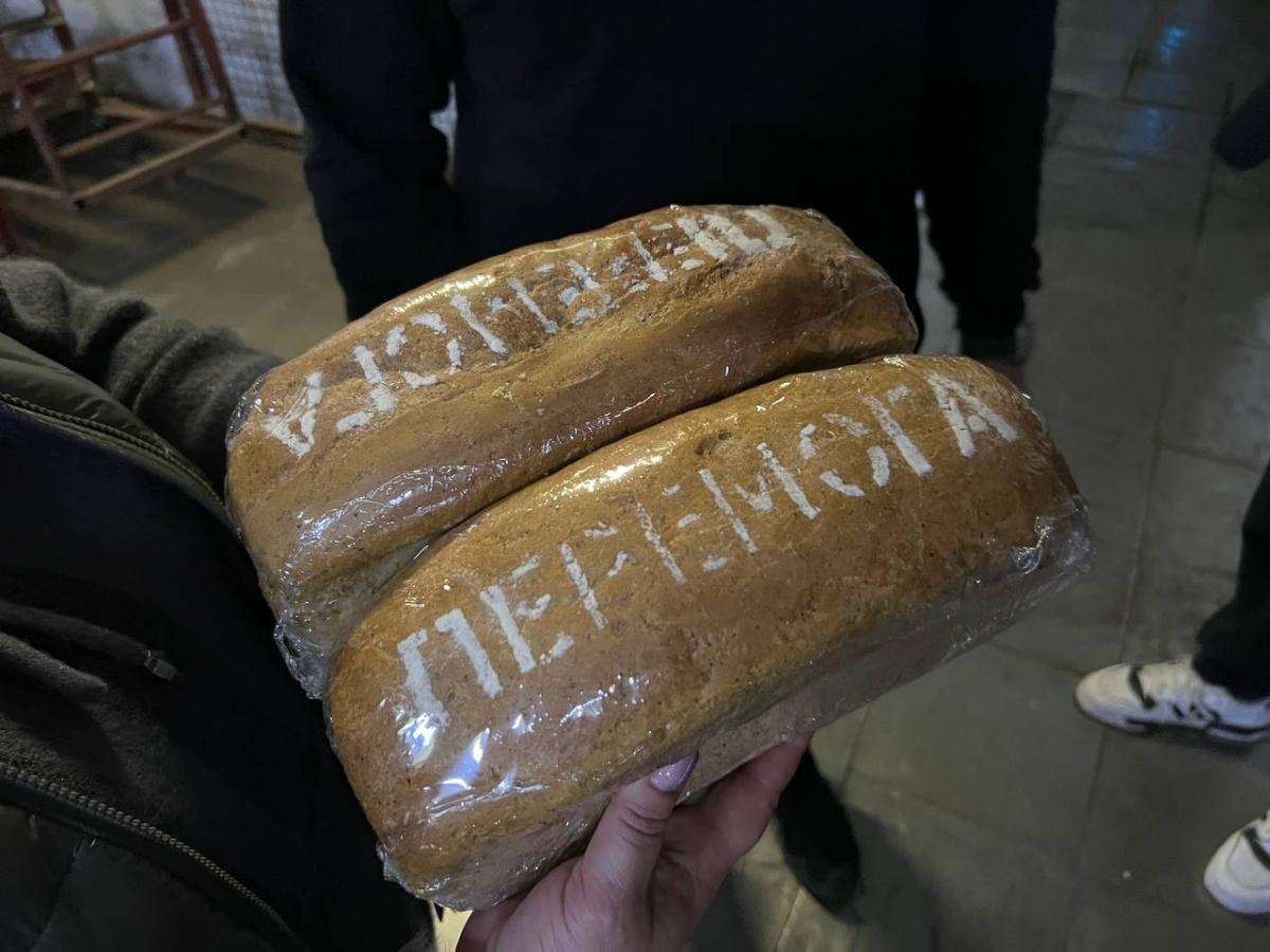 A symbol of indestructibility: unusual loaves were baked at a bakery destroyed by the Russian Federation in Nikolaev / photo t.me/senkevichonline