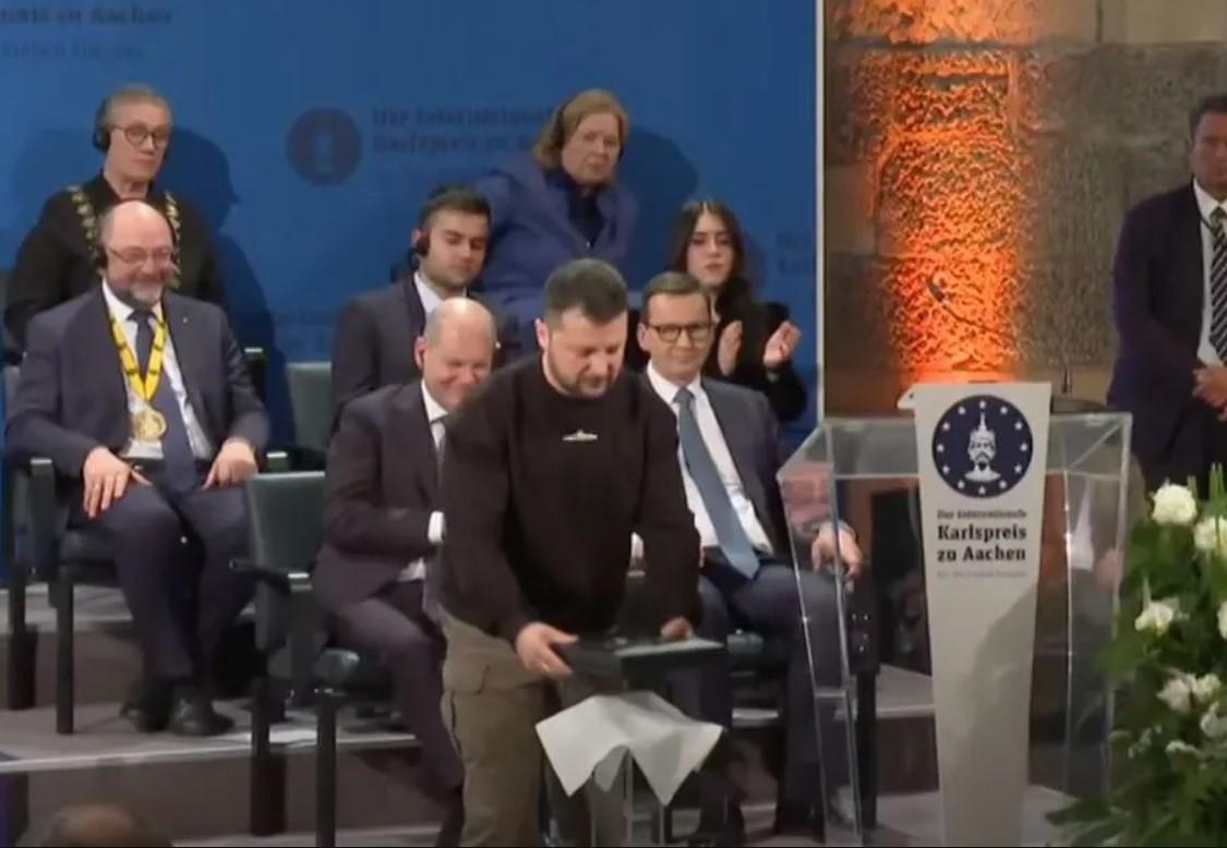 "Россияне" сбросили награду Карла Великого во время речи Зеленского / скриншот "Россияне" сбросили награду Карла Великого во время речи Зеленского / скриншот