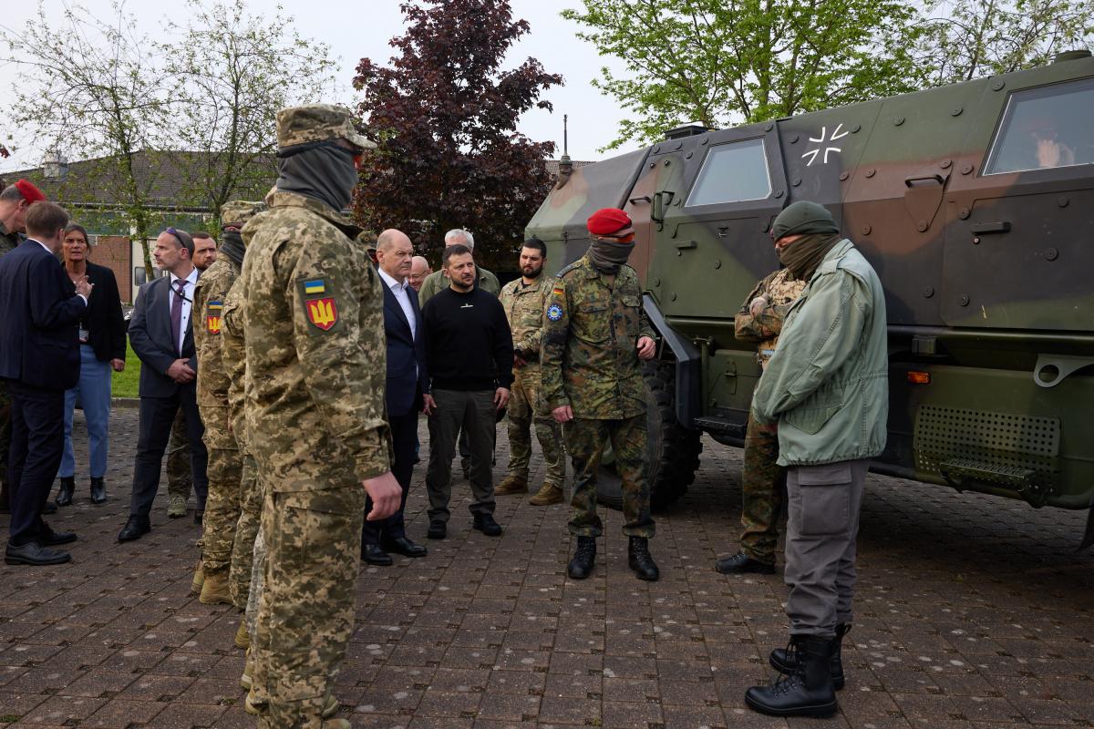 Зеленский и Шольц посетили военную базу, где обучаются украинские воины / фото president.gov.ua Зеленский и Шольц посетили военную базу, где обучаются украинские воины / фото president.gov.ua