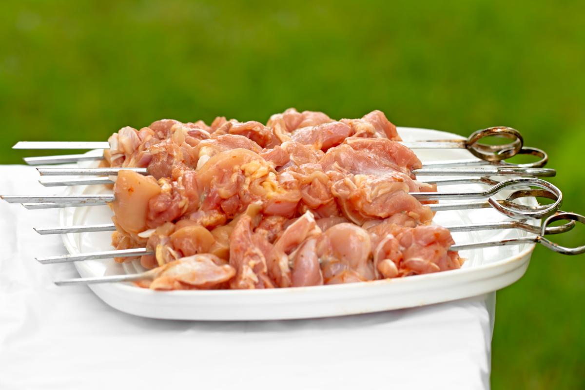 Чтобы не сделать шашлык из курицы сухим, нужно правильно замариновать и пожарить / фото ua.depositphotos.com Чтобы не сделать шашлык из курицы сухим, нужно правильно замариновать и пожарить / фото ua.depositphotos.com