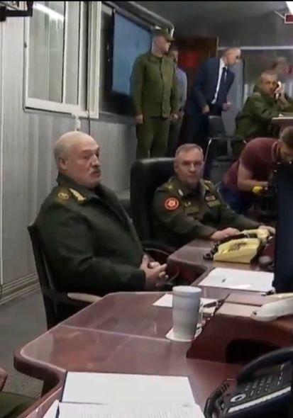 Лукашенко 'засвітив' секретну термочашку, як у Путіна (фото) Лукашенко 'засвітив' секретну термочашку, як у Путіна (фото)
