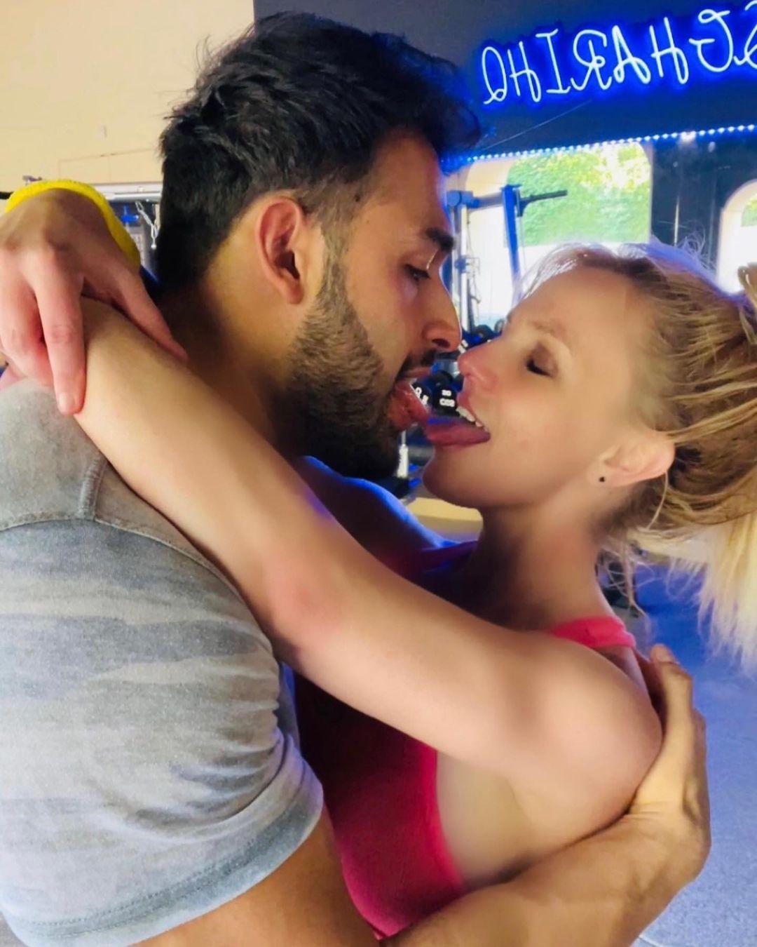 Бритни Спирс и Сэм Асгари в спортзале / instagram.com/britneyspears Бритни Спирс и Сэм Асгари в спортзале / instagram.com/britneyspears