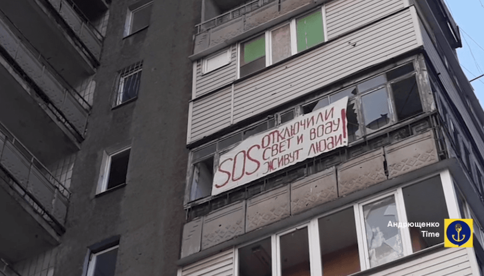 У Маріуполі окупанти виживають людей з власних квартир / скриншот з відео У Маріуполі окупанти виживають людей з власних квартир / скриншот з відео