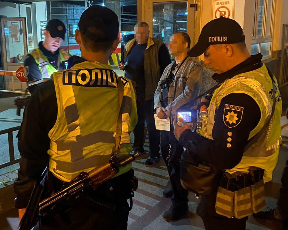 Поліція Києва забрала у Павліка спецперепустку / facebook.com/UA.KyivPolice Поліція Києва забрала у Павліка спецперепустку / facebook.com/UA.KyivPolice