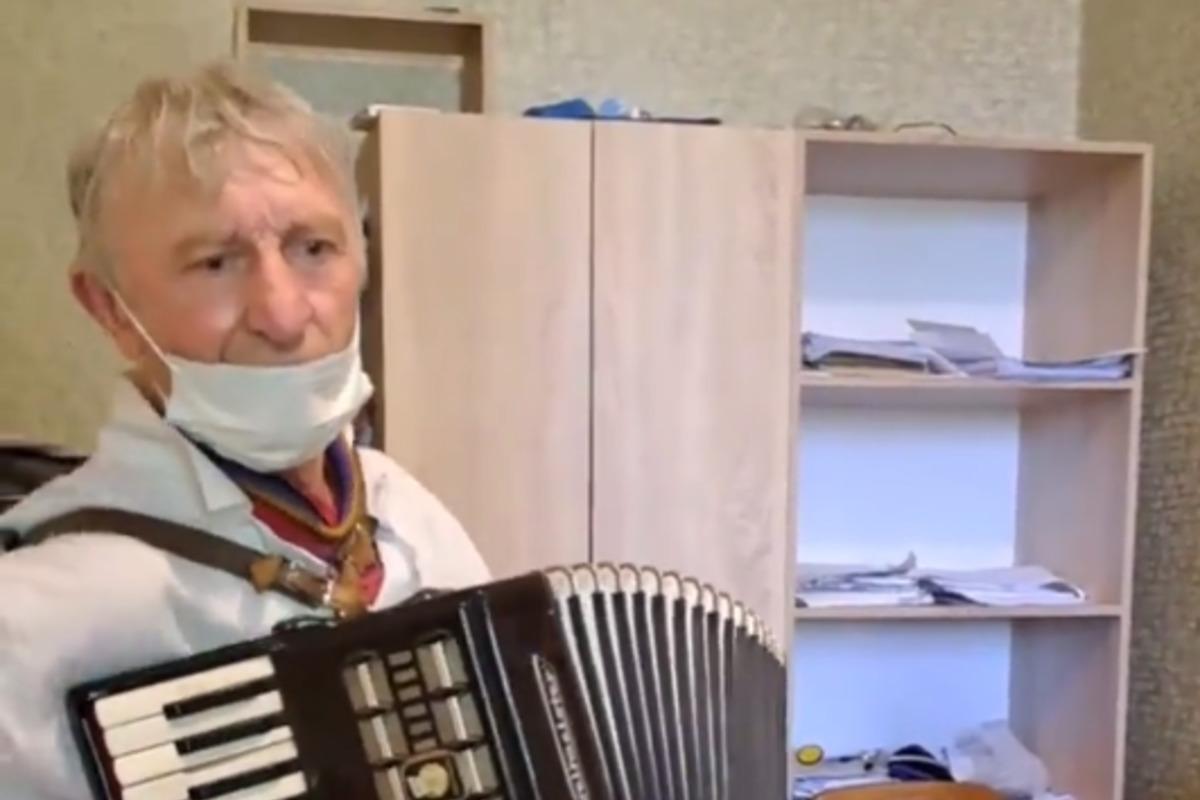 В Херсонской области главврач оккупантов лечил деда игрой на аккордеоне / скриншот В Херсонской области главврач оккупантов лечил деда игрой на аккордеоне / скриншот