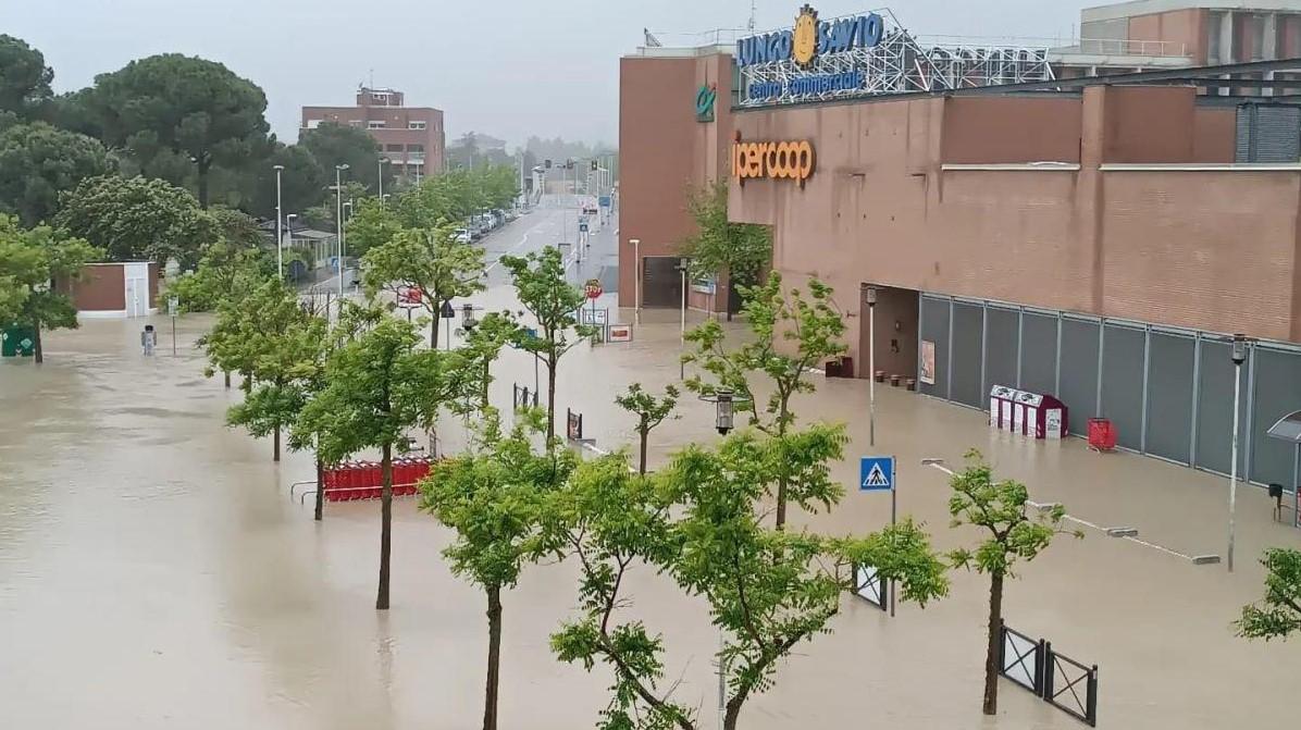 Італію після проливних дощів накрила потужна повінь / фото MeteoNews24 / Facebook