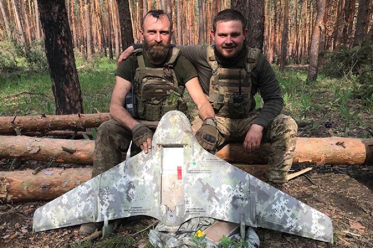 Нацгвардеец приземлил редкую вражескую “птичку” и показал “урожай " / фото МВД Нацгвардеец приземлил редкую вражескую “птичку” и показал “урожай " / фото МВД