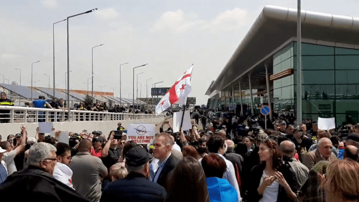 У Тбілісі протест проти авіасполучення з Росією: поліція затримує мітингувальників / скриншот У Тбілісі протест проти авіасполучення з Росією: поліція затримує мітингувальників / скриншот