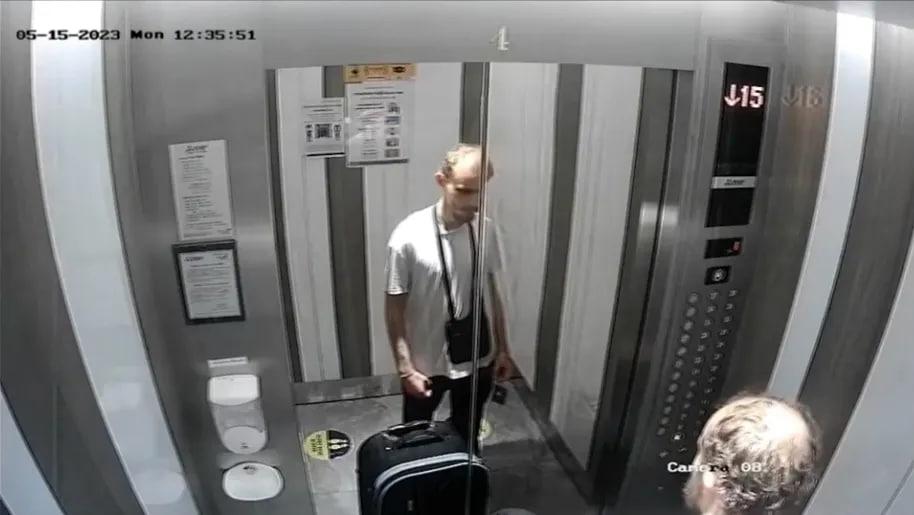 Поляк в лифте отеля / Mirror Поляк в лифте отеля / Mirror