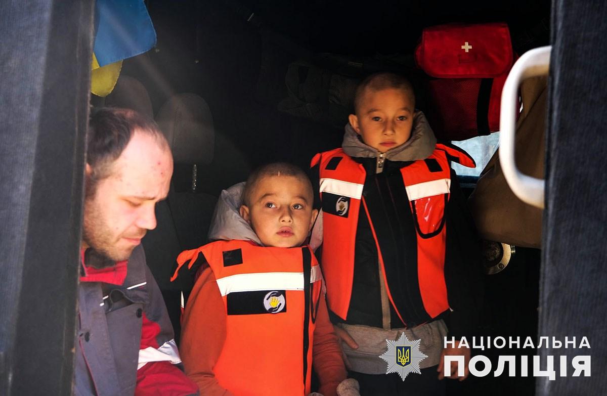 Братиків евакуювали до родичів подалі від лінії фронту / фото Нацполіція Братиків евакуювали до родичів подалі від лінії фронту / фото Нацполіція