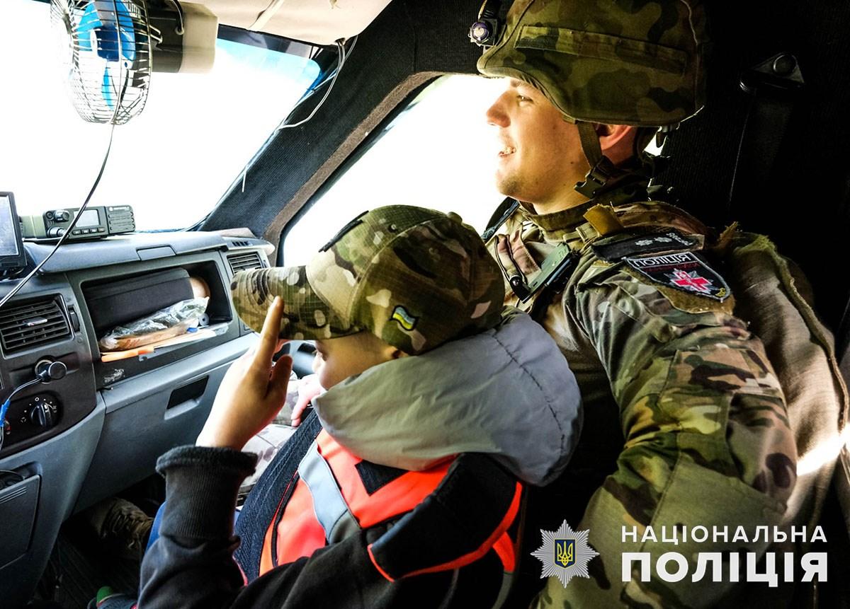 З-під Авдіївки евакуювали двох хлопчиків-близнюків / фото Нацполіція З-під Авдіївки евакуювали двох хлопчиків-близнюків / фото Нацполіція