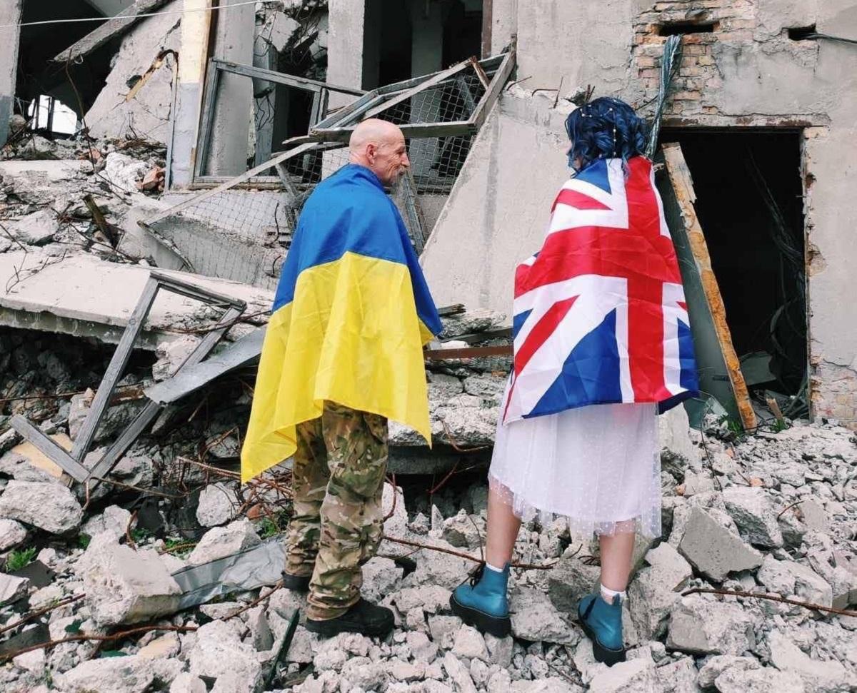 Закохалися під час війни: волонтерка з Запоріжжя побралася з волонтером з Англії / фото Джеймс Капріні в Facebook Закохалися під час війни: волонтерка з Запоріжжя побралася з волонтером з Англії / фото Джеймс Капріні в Facebook