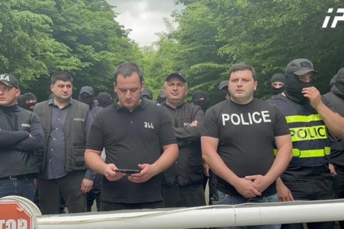 У Грузії натовп ледь не "накинувся" на доньку Лаврова / фото Interpressnews У Грузії натовп ледь не "накинувся" на доньку Лаврова / фото Interpressnews