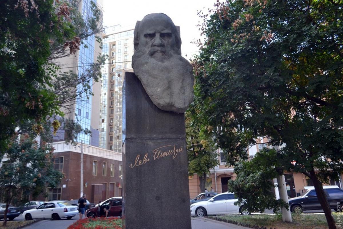 Пам'ятник Льву Толстому в Одесі відкрито наприкінці 1960 років / фото dumskaya.net Пам'ятник Льву Толстому в Одесі відкрито наприкінці 1960 років / фото dumskaya.net