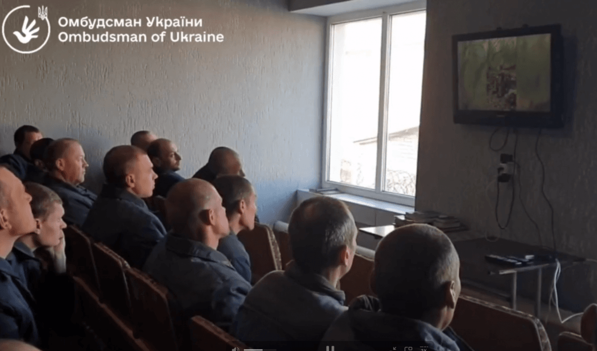 Окупанти дивляться стрічку про свої злочини / фото t.me/dmytro_lubinetzs Окупанти дивляться стрічку про свої злочини / фото t.me/dmytro_lubinetzs