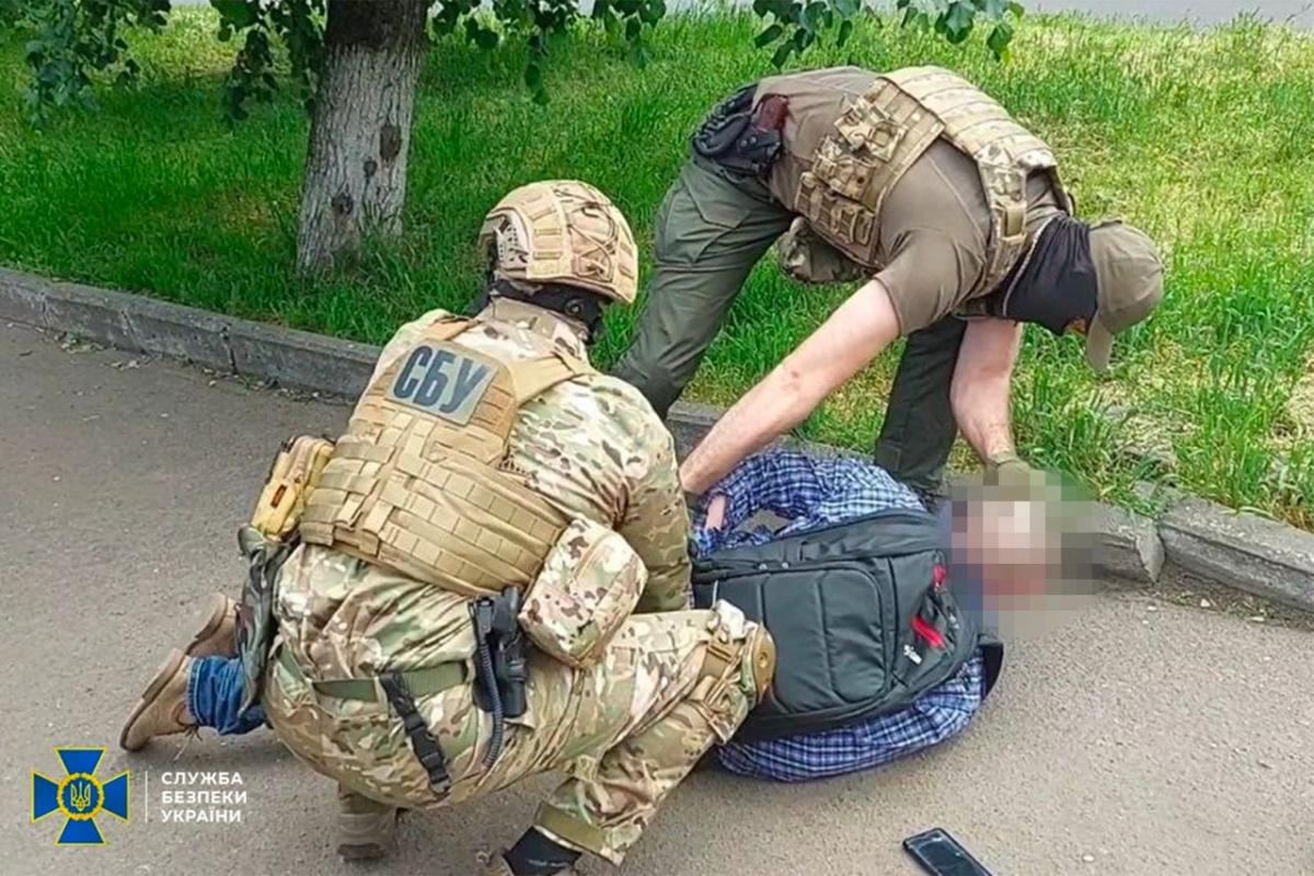 У Черказах затримали зворожого коригувальника / фото СБУ У Черказах затримали зворожого коригувальника / фото СБУ