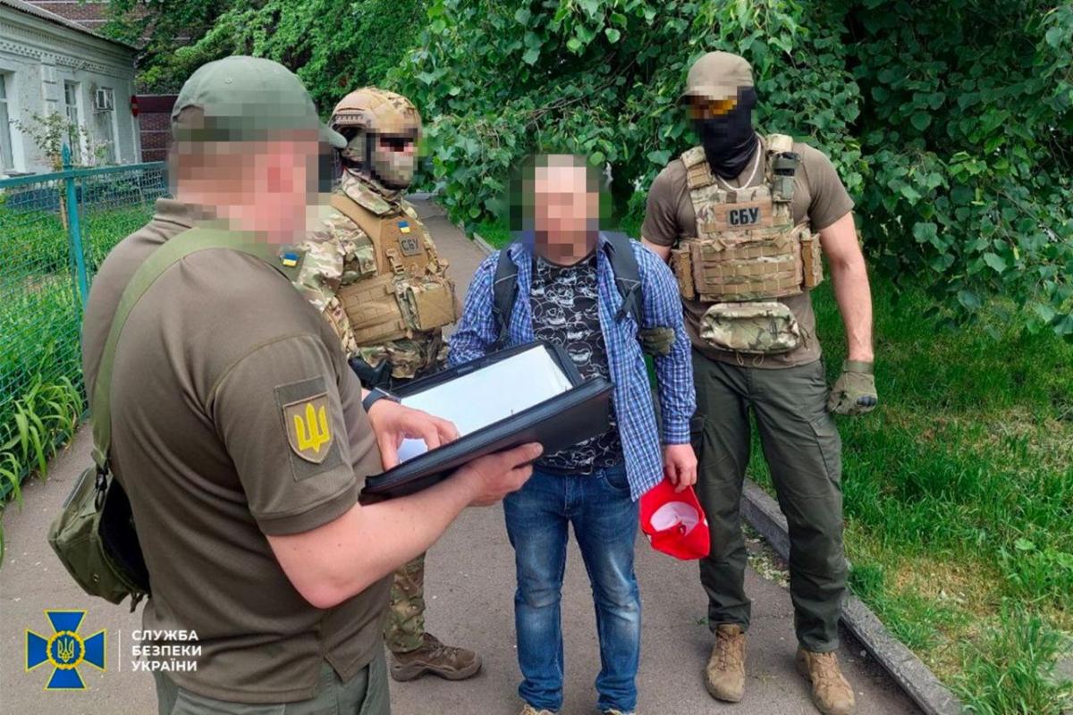 Зрадника взяли під варту / фото СБУ Зрадника взяли під варту / фото СБУ
