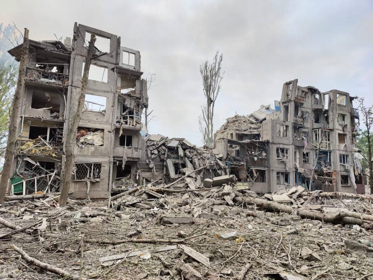 Россияне забрасывают Авдеевку бомбами  / фото Виталий Барабаш