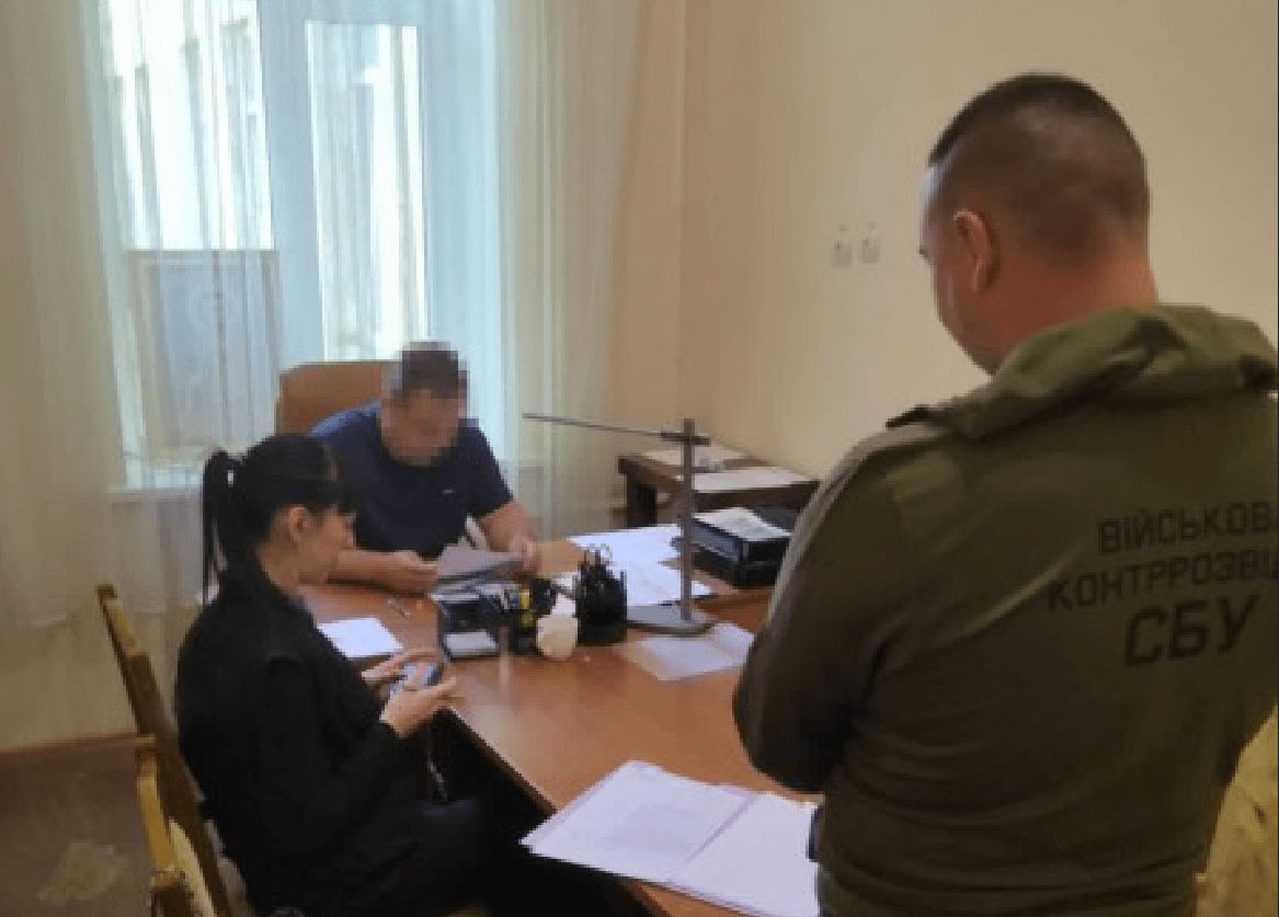 Чоловіка затримали співробітники СБУ / фото ГУНП Чоловіка затримали співробітники СБУ / фото ГУНП