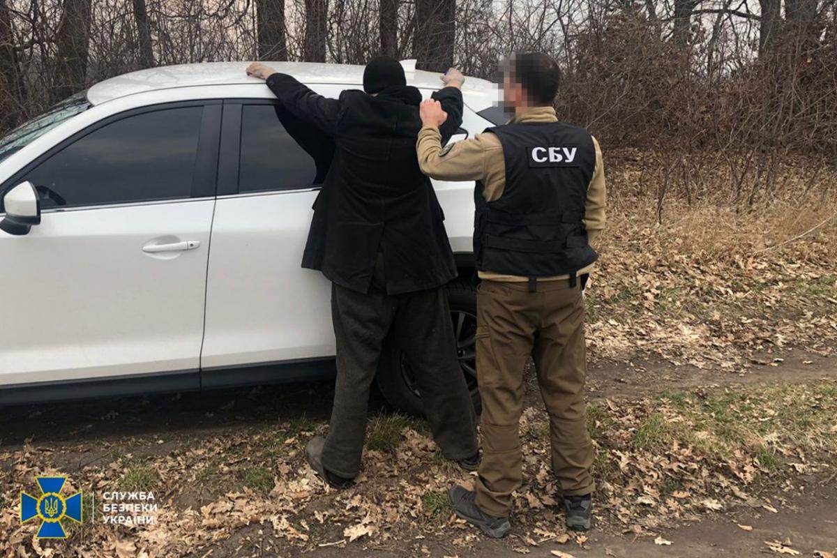 Контррозвідники Служби безпеки викрили і затримали посіпаку РФ / фото t.me/SBUkr Контррозвідники Служби безпеки викрили і затримали посіпаку РФ / фото t.me/SBUkr
