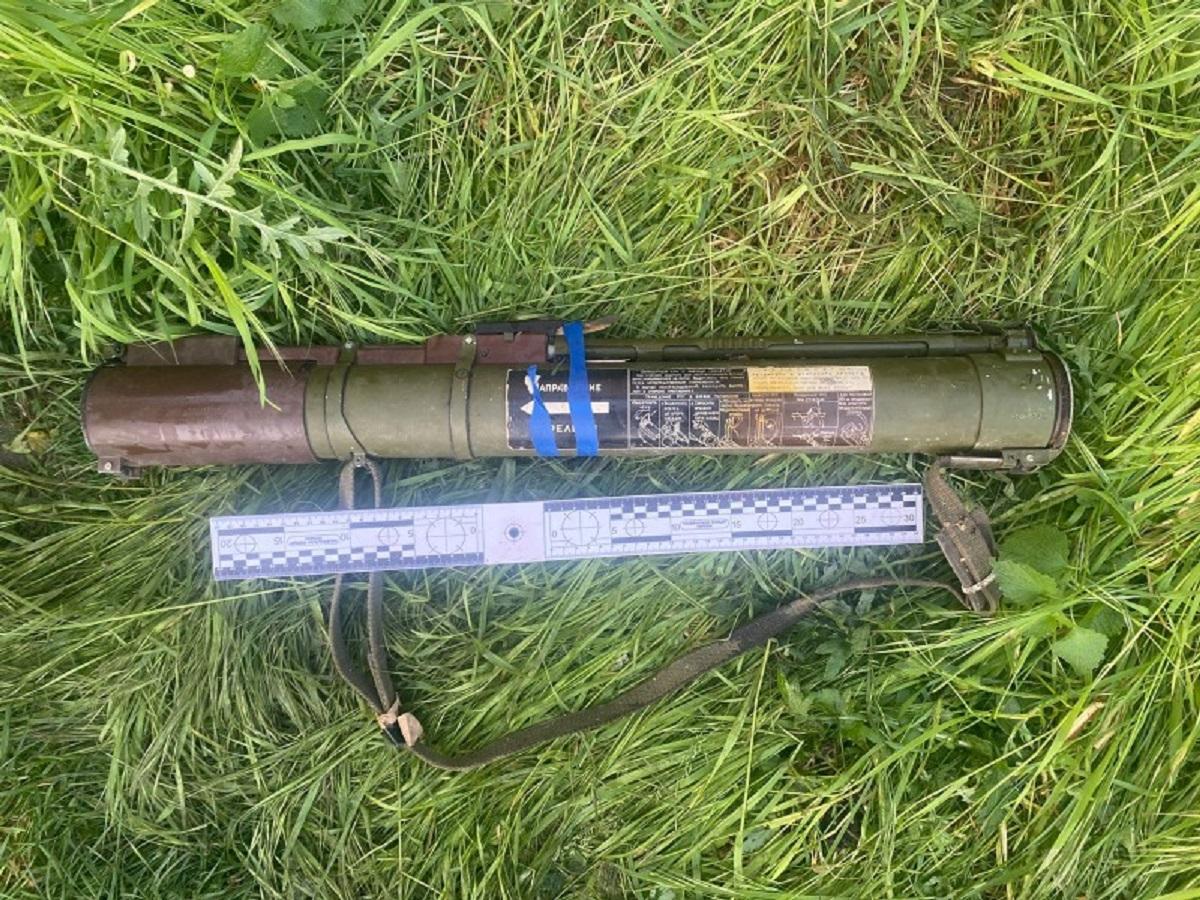 Во дворе на земле полицейские увидели ручной противотанковый гранатомет / фото od.npu.gov.ua Во дворе на земле полицейские увидели ручной противотанковый гранатомет / фото od.npu.gov.ua