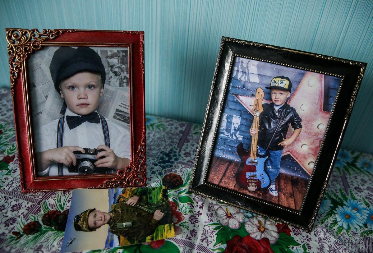 5-летний Кирилл Тлявов погиб из-за того, что пьяные полицейские решили пострелять по банкам недалеко от детской площадки / фото УНИАН, Вячеслав Ратинский 5-летний Кирилл Тлявов погиб из-за того, что пьяные полицейские решили пострелять по банкам недалеко от детской площадки / фото УНИАН, Вячеслав Ратинский
