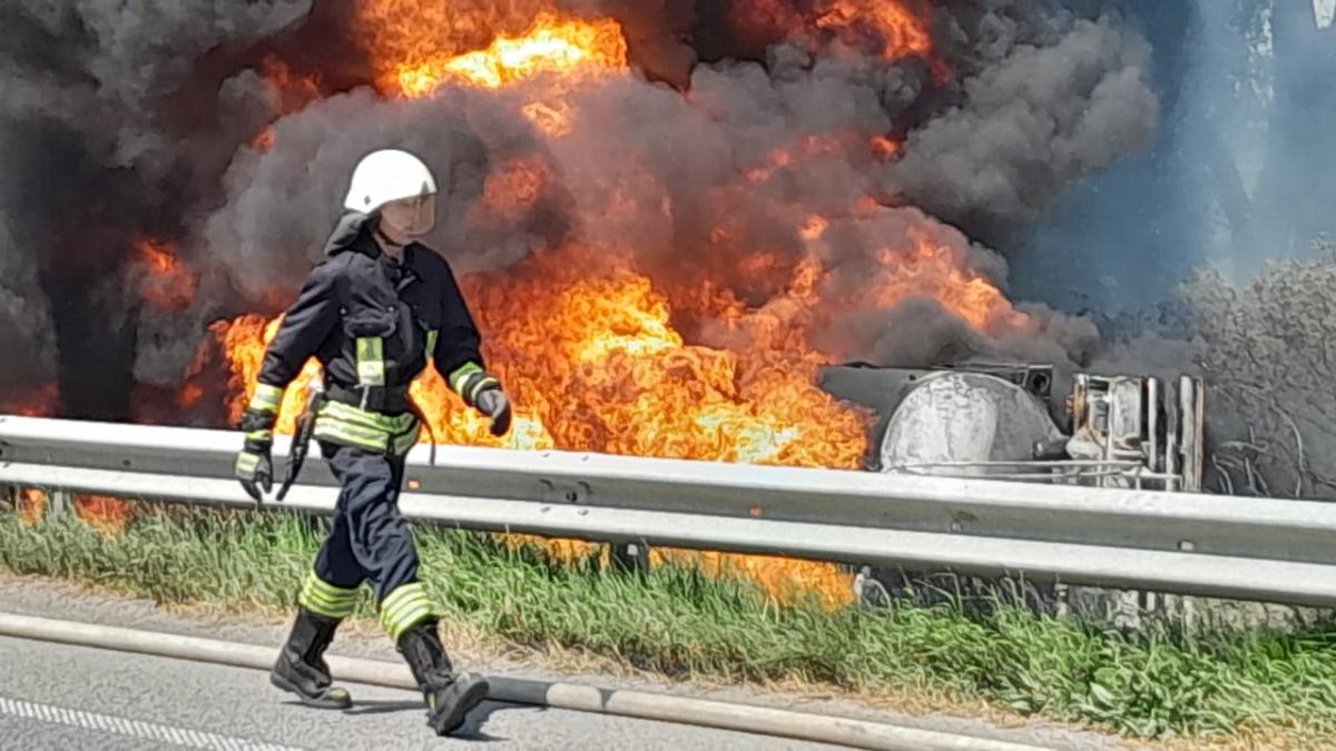 Под Киевом взорвался бензовоз / фото ГСЧС Под Киевом взорвался бензовоз / фото ГСЧС