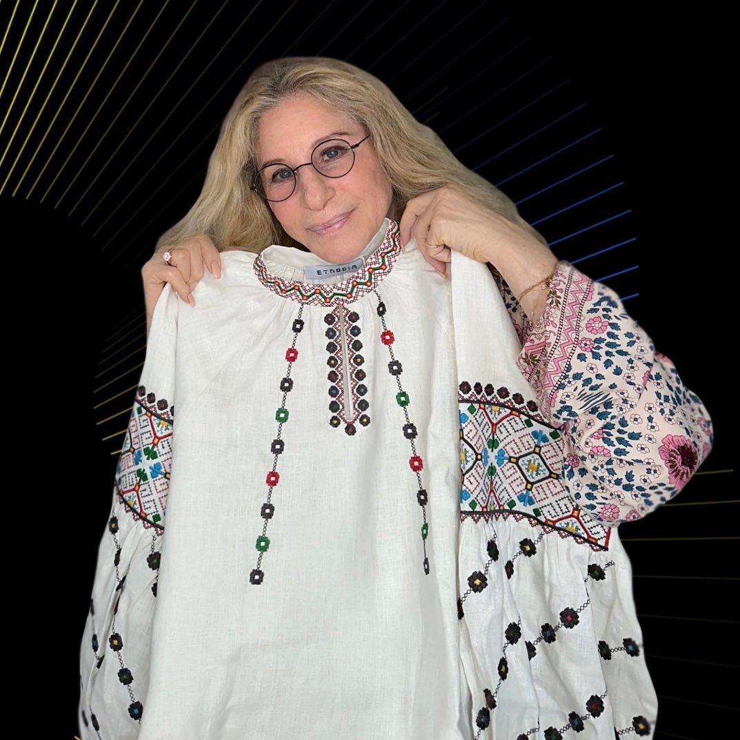 Барбра Стрейзанд з українською вишиванкою / фото instagram.com/barbrastreisand Барбра Стрейзанд з українською вишиванкою / фото instagram.com/barbrastreisand