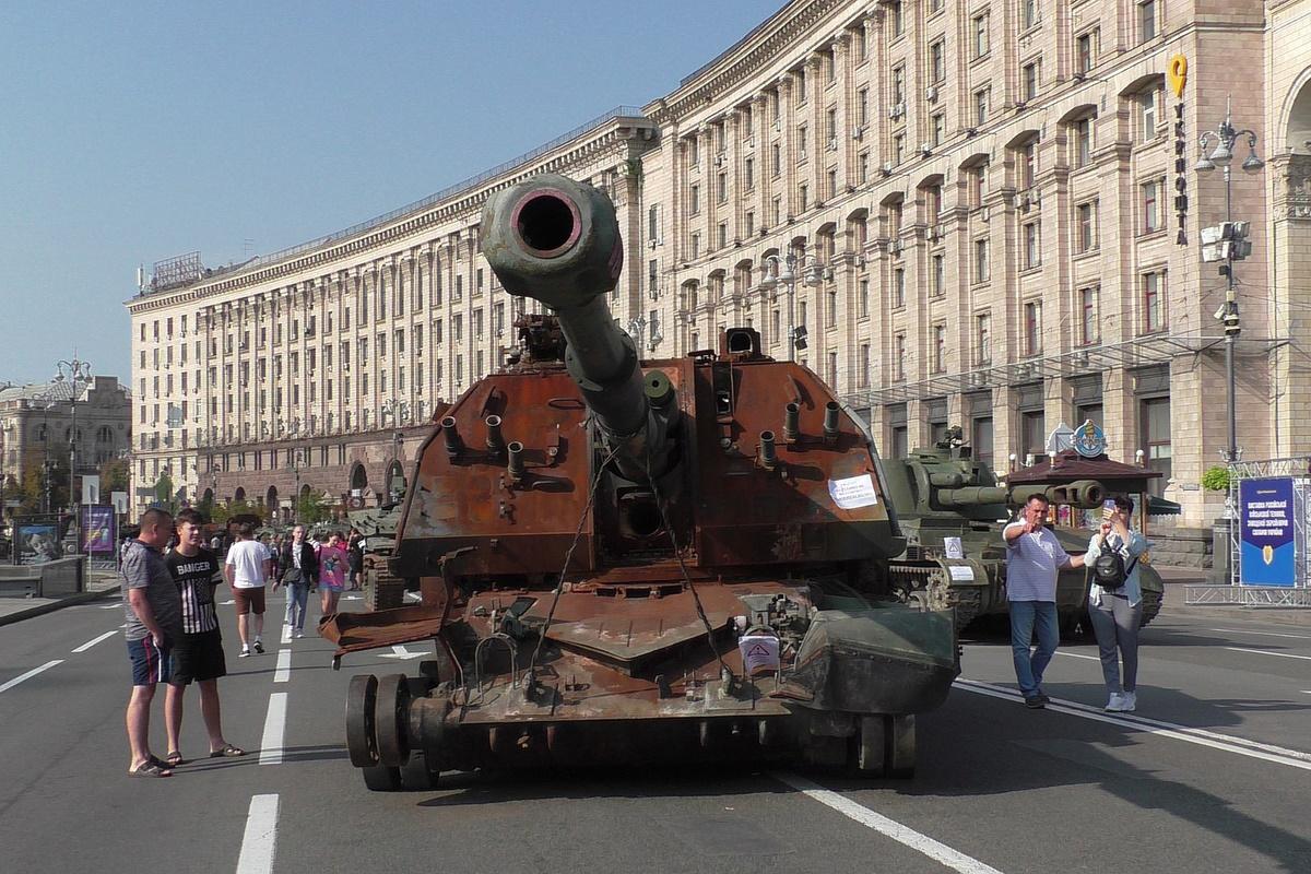 Уничтоженная российская гаубица "Акация" на Крещатике / фото wikimedia.org Уничтоженная российская гаубица "Акация" на Крещатике / фото wikimedia.org