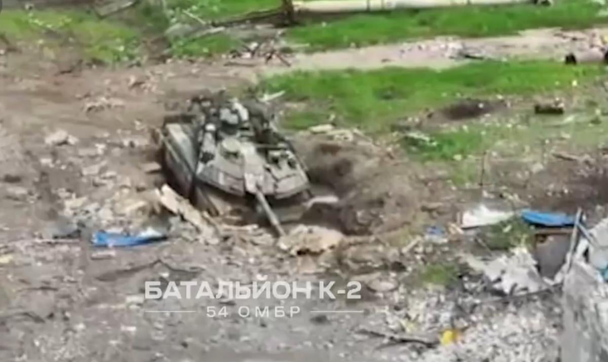 Ukrainian soldiers destroyed the T-90M tank 