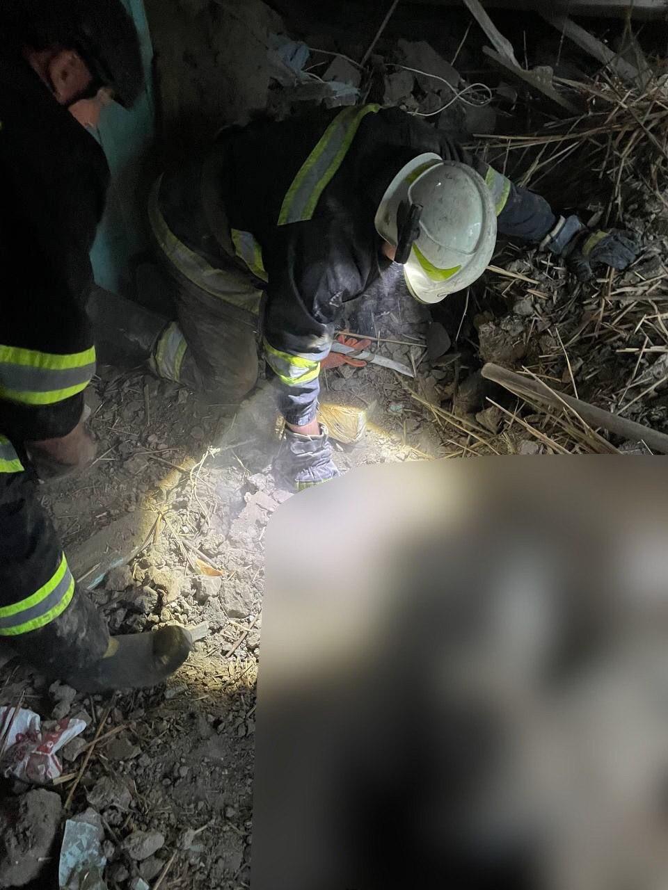 Під завалами будинку знайшли чоловіка / фото Запорізька ОВА Під завалами будинку знайшли чоловіка / фото Запорізька ОВА