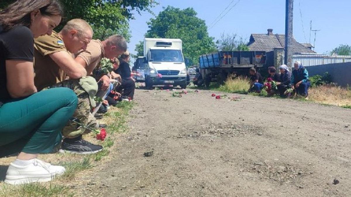 На Черкасщине провели в последний путь 22-летнего нацгвардейца, которого сбил насмерть судья / фото Суспільне Черкассы На Черкасщине провели в последний путь 22-летнего нацгвардейца, которого сбил насмерть судья / фото Суспільне Черкассы