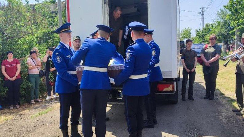 На Черкасщине провели в последний путь 22-летнего нацгвардейца, которого сбил насмерть судья / фото Суспільне Черкассы На Черкасщине провели в последний путь 22-летнего нацгвардейца, которого сбил насмерть судья / фото Суспільне Черкассы