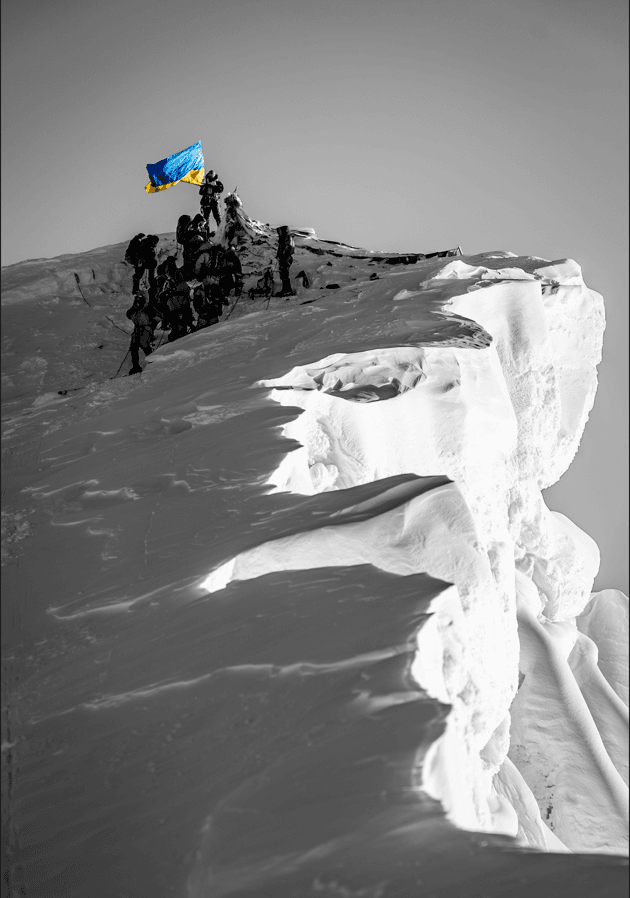 Самойлова розповіла, що коли бачиш, як майорить прапор України на найвищій вершині світу, відчуття неймовірні / фото надані героїнею