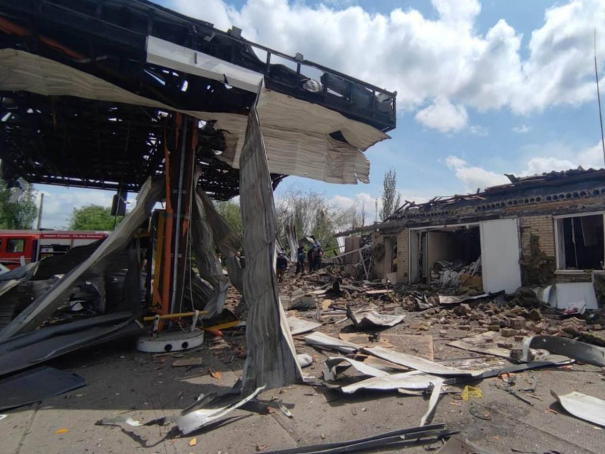 Росіяни скинули авіабомбу на АЗС у Торецьку / фото t.me/pgo_gov_ua Росіяни скинули авіабомбу на АЗС у Торецьку / фото t.me/pgo_gov_ua