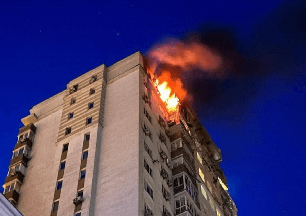 У столиці палає багатоповерхівка / фото КМВА У столиці палає багатоповерхівка / фото КМВА