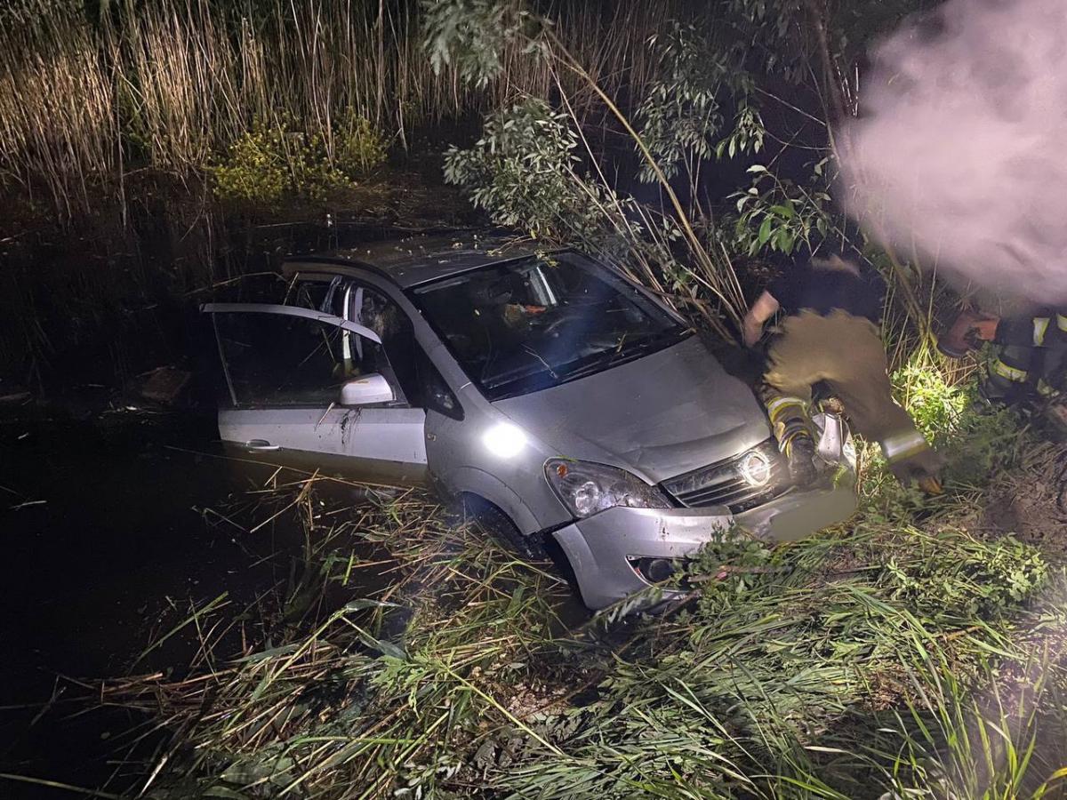 Авто виявили у водоймі / фото Андрій Нєбитов