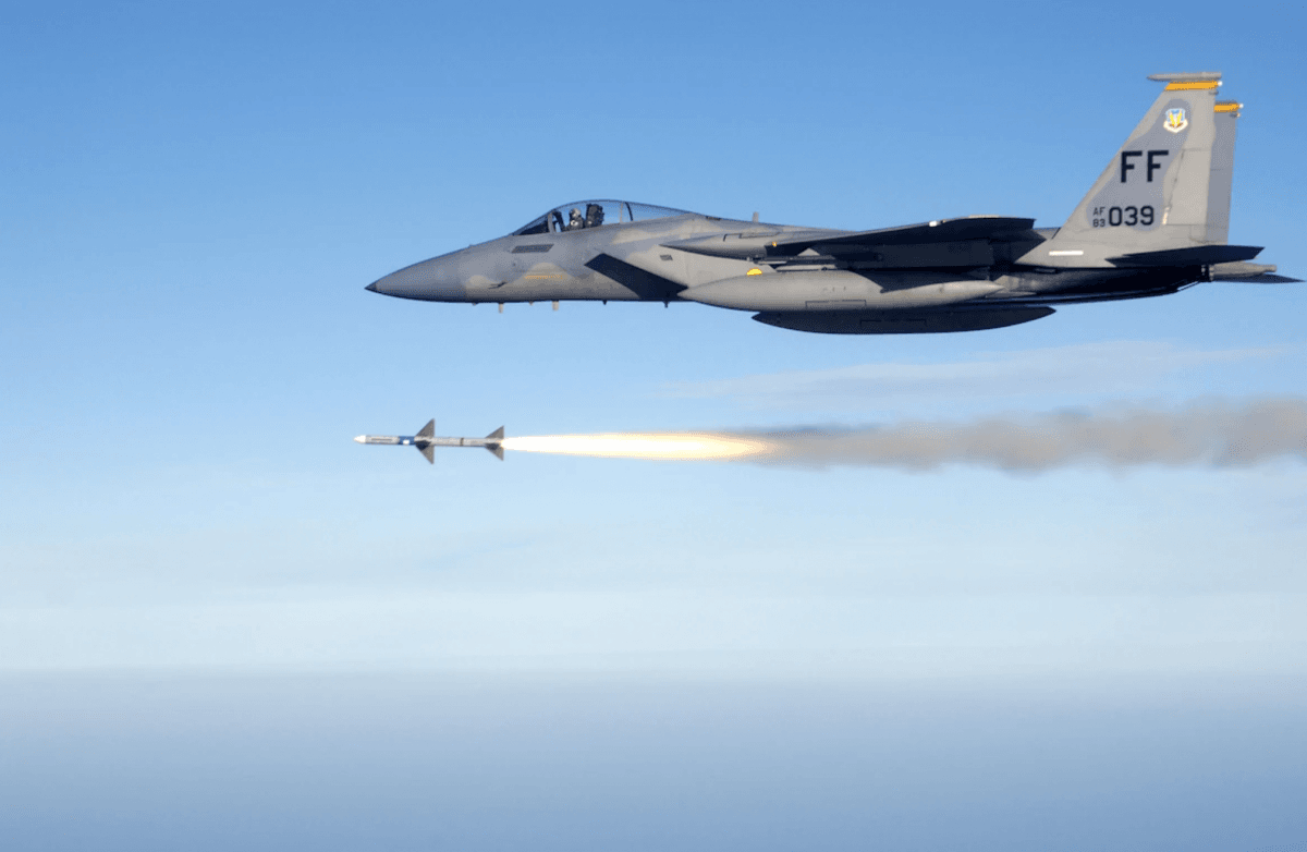 Ракеты AIM-7 Sparrow могут нести истребители F-15 и F-16 / фото af.mil Ракеты AIM-7 Sparrow могут нести истребители F-15 и F-16 / фото af.mil