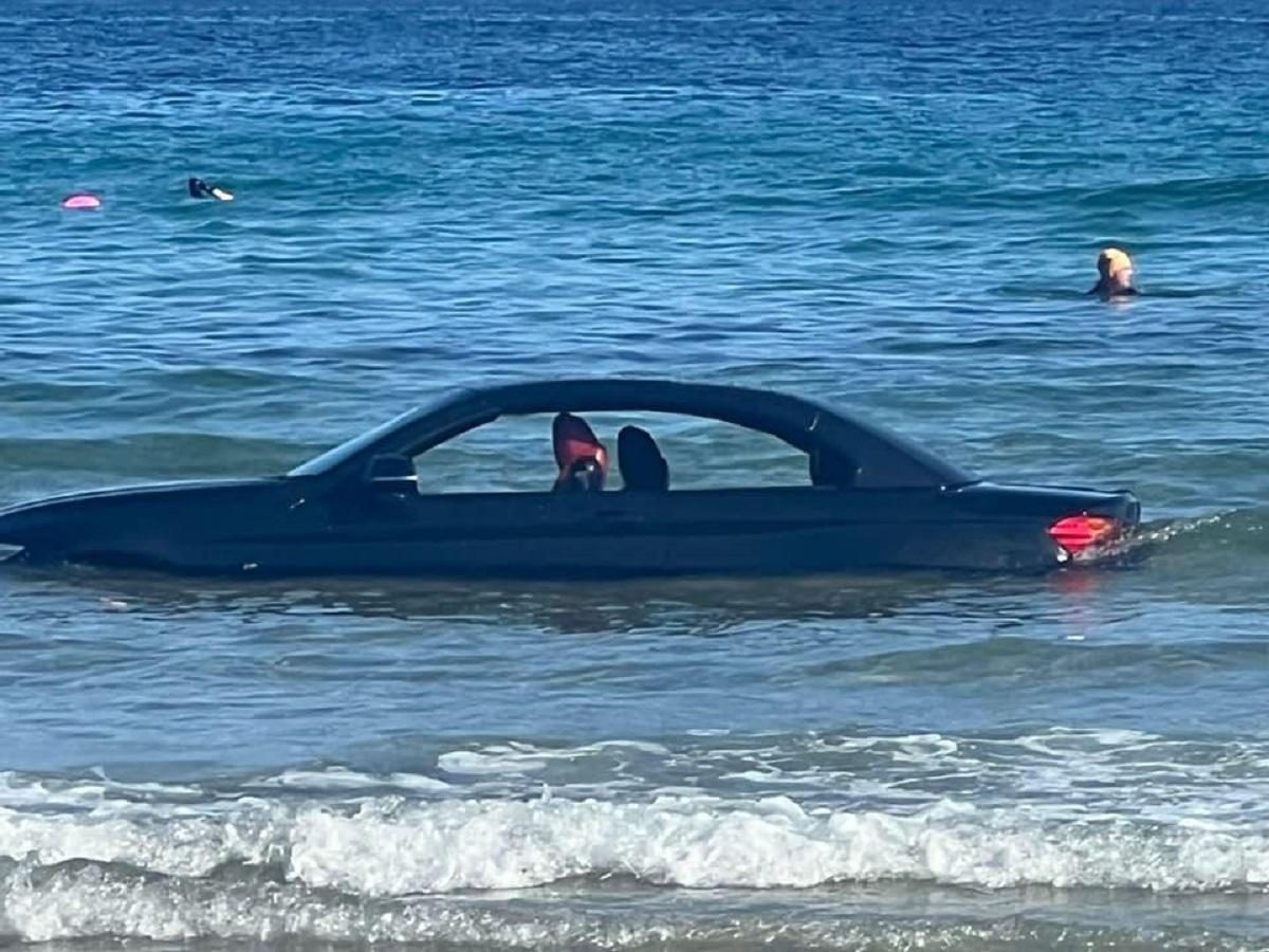 Припаркованную на пляже Корнуолла BMW смыло водой