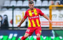 Український футболіст забив божевільний гол зі своєї половини поля в європейському чемпіонаті (відео)