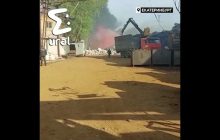 В России "горит трава" на территории крупного предприятия: столпы черного дыма видны издалека