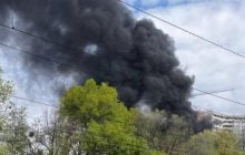 Высокий столб черного дыма: в Киеве возник серьезный пожар (фото, видео)