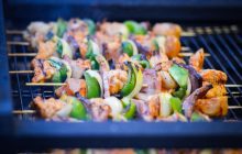 Не хуже, чем на гриле: как сделать ароматный шашлык в духовке