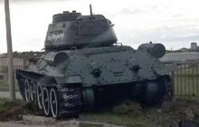 В Крыму "музейный" Т-34 россиян после 9 мая нашел себе "приключение" (фото, видео)