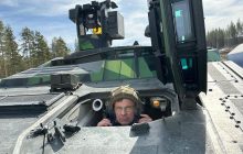 Премьер Швеции лично протестировал БМП, которую получила Украина (фото)