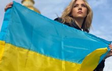 Звезда "Викингов" посетила разбомбленный Ирпень и расплакалась от увиденного (фото)