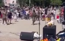 В Бердянске оккупанты устроили "победобесные" танцы (видео)